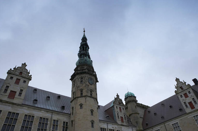 无人,横图,室外,白天,仰视,旅游,度假,名胜古迹,窗户,标志建筑,地标,建筑,丹麦,欧洲,一排,许多,阴影,遗迹,整齐,并列,并排,光线,影子,堡垒,城堡,墙,云,云朵,很多,云彩,古迹,文物,娱乐,建设,古建筑,玻璃窗,墙壁,墙面,排列,蓝色,白云,蓝天,天空,阳光,天,享受,休闲,旅游胜地,放松,晴朗,要塞,队列,北欧,平行,古文明,丹麦王国,西兰岛,设防,赫尔辛格,克隆堡宫,皇冠之宫,晴空,彩图,低角度拍摄