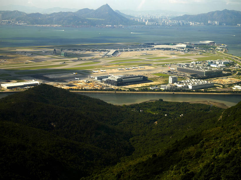 无人,家,机场,横图,俯视,航拍,室外,白天,旅游,度假,石头,美景,森林,山,山脉,树林,植物,城市风光,城市,飞机场,建筑,香港,中国,亚洲,阴影,光线,石子,影子,房屋,屋子,景观,山顶,山峰,云,云朵,公寓,山峦,云彩,娱乐,建设,洋房,楼房,住宅,树,树木,蓝色,绿色,白云,蓝天,天空,阳光,自然,群山,天,享受,休闲,景色,放松,生长,晴朗,成长,港,鸟瞰,东亚,沉积岩,香港国际机场,香港特别行政区,港澳台,中华人民共和国,颠峰,极峰,水成岩,香港赤鱲角国际机场,航空站,空港,石块,岩石,晴空,彩图,高角度拍摄,房子