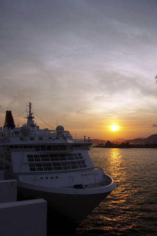 无人,竖图,室外,白天,正面,度假,海浪,海洋,美景,日落,城市风光,城市,轮船,船,香港,中国,亚洲,阴影,光线,影子,景观,浪花,晚霞,霞光,落日,娱乐,海港城,倒影,阳光,海水,黄昏,交通工具,享受,休闲,景色,彩霞,放松,港,倒映,载具,海景,东亚,九龙,尖沙咀,香港特别行政区,港澳台,中华人民共和国,九龙半岛,夕照,反照,薄暮,油尖旺区,尖沙嘴,大海,风浪,海,海水的波动,近岸浪,涌浪,夕阳,彩图,傍晚,海运大厦,斜阳