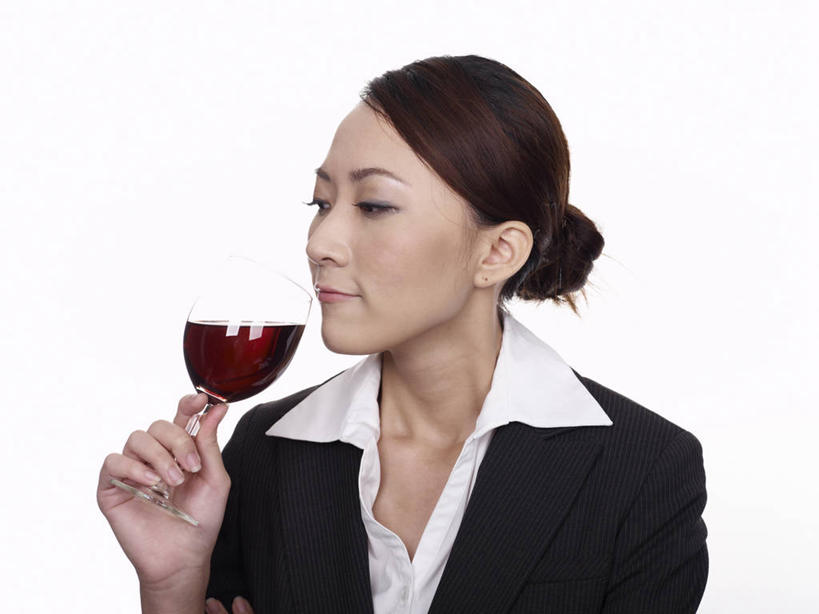 红酒,葡萄酒,东方人,一个人,商务人士,商务女性,站,笑,微笑,横图,室内,白天,白色背景,正面,杯子,亚洲,仅一个年轻女性,仅一个女性,仅一个人,喝,套装,化学,高脚杯,红酒杯,酒类,注视,黄种人,刺激,玻璃制品,酒,饮料,一个,红色,酒杯,观察,看,站着,红葡萄酒,摄影,影棚,单个,观看,腐蚀,气体,察看,葡萄酒杯,关注,商务装,工薪阶层,无色,年轻女性,女人,女性,亚洲人,白领,上班族,玻璃杯,站立,半身,彩图,影棚拍摄,拍摄,氨,氨气