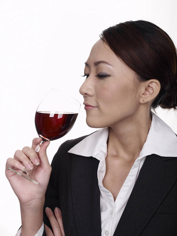 红酒,葡萄酒,东方人,一个人,商务人士,商务女性,站,笑,微笑,竖图,室内,白天,白色背景,正面,杯子,亚洲,仅一个年轻女性,仅一个女性,仅一个人,喝,套装,化学,高脚杯,红酒杯,酒类,注视,黄种人,刺激,玻璃制品,酒,饮料,一个,红色,酒杯,观察,看,站着,红葡萄酒,摄影,影棚,单个,观看,腐蚀,气体,察看,葡萄酒杯,关注,商务装,工薪阶层,无色,年轻女性,女人,女性,亚洲人,白领,上班族,玻璃杯,站立,半身,彩图,影棚拍摄,拍摄,氨,氨气