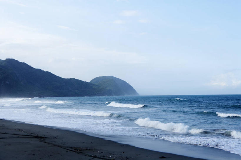 无人,横图,室外,白天,正面,旅游,度假,海浪,海洋,石头,美景,沙滩,山,山脉,台湾,中国,亚洲,阴影,光线,沙子,石子,影子,海岸,景观,浪花,山顶,山峰,水平线,云,云朵,辽阔,海平线,沙地,山峦,云彩,娱乐,蓝色,白云,蓝天,天空,阳光,自然,海水,群山,天,享受,休闲,广阔,景色,放松,晴朗,一望无际,自然风光,海景,东亚,花莲县,港澳台,中华人民共和国,台湾省,无边无际,一马平川,颠峰,极峰,花莲,大海,风浪,海,海水的波动,海滩,近岸浪,石块,涌浪,晴空,彩图,丰滨乡,矶崎村,水天相接,水天一线,台