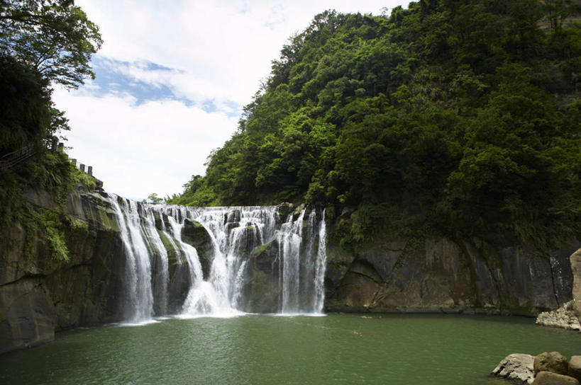 无人,横图,室外,白天,正面,旅游,度假,河流,石头,美景,瀑布,森林,山,山脉,树林,水,植物,台湾,中国,亚洲,阴影,飞溅,溅,光线,石子,液体,影子,河水,景观,山峰,水滴,水流,云,云朵,山峦,云彩,娱乐,水珠,树,树木,蓝色,绿色,白云,蓝天,天空,小溪,阳光,自然,群山,天,溪水,享受,休闲,景色,放松,生长,晴朗,成长,喷洒,自然风光,东亚,台北县,港澳台,中华人民共和国,台湾省,新北,新北市,跌水,石块,晴空,彩图,平溪区,十分瀑布,台