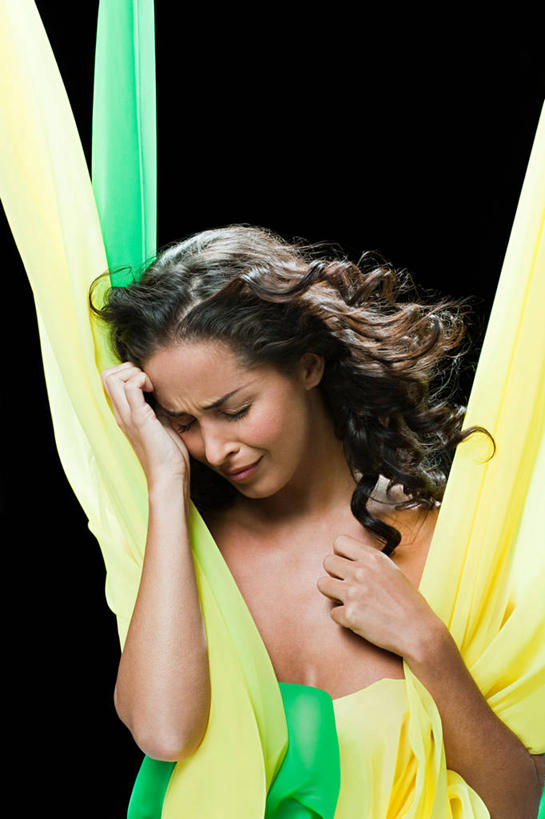 西方人,一个人,站,闭眼,竖图,室内,白天,正面,失败,旗帜,国旗,欧洲,欧洲人,仅一个年轻女性,仅一个女性,仅一个人,撑,黑色背景,服装,沮丧,托腮,衣服,黄色,绿色,黑色,抹胸,托,站着,难受,无奈,摄影,服饰,影棚,失望,悲伤,伤心,难过,衣着,穿着,托下巴,失落,颓废,挫败,受挫,落败,落空,错过,失足,失意,失策,失算,颓丧,衰颓,悲哀,懊丧,颓靡,气馁,丧气,衣饰,单手托腮,败北,挫折,失利,年轻女性,女人,女性,白种人,旗,闭眼睛,闭着眼,闭着眼睛,站立,半身,彩图,影棚拍摄,拍摄,巴西国旗