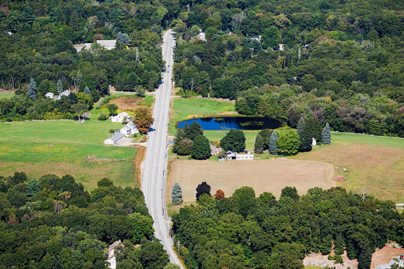 无人,家,横图,俯视,航拍,室外,白天,旅游,度假,草地,草坪,美景,树林,植物,道路,路,美国,房屋,屋子,池塘,景观,水池,小路,交通,娱乐,楼房,住宅,草,树,树木,绿色,自然,享受,休闲,景色,放松,乡间小路,生长,成长,北美,北美洲,罗得岛,鸟瞰,自然风光,美洲,罗德岛,北亚美利加洲,亚美利加洲,罗得岛州,海洋之州,布洛克岛,彩图,高角度拍摄,房子,美利坚合众国