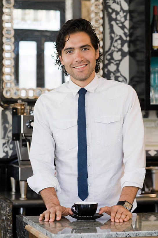 咖啡,西方人,一个人,站,笑,微笑,露齿笑,竖图,室内,白天,正面,工作服,制服,幸福,吧台,餐桌,桌子,杯子,餐具,欧洲,欧洲人,仅一个男性,仅一个人,服装,时间,瓷器,碟子,盘,时钟,手表,咖啡杯,领带,陶瓷制品,计时,注视,娱乐,饮料,仅一个年轻男性,衣服,盘子,碟,钟表,观察,看,站着,享受,休闲,温馨,服务台,表,放松,乐趣,服饰,餐台,观看,腕表,察看,提神,舒适,象征,衣着,庄重,穿着,关注,咖啡店,瓷杯,醒脑,身份,咖啡屋,软饮料,正式,地位,工作制服,衣饰,男人,男性,年轻男性,白种人,钟,站立,半身,彩图,工作套服,咖啡馆,酒吧台,咖啡师