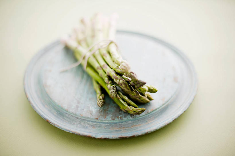 无人,横图,俯视,室内,特写,白天,芦笋,蔬菜,餐具,阴影,朦胧,模糊,新鲜,反射,碟子,盘,影子,绿芦笋,食品,食物,一个,盘子,绳子,碟,摄影,有机食品,绿色食品,影棚,单个,绳索,猪尾巴,药鸡豆子,石刁柏,蚂蚁杆,龙须菜,狼尾巴根,彩图,高角度拍摄,影棚拍摄,拍摄