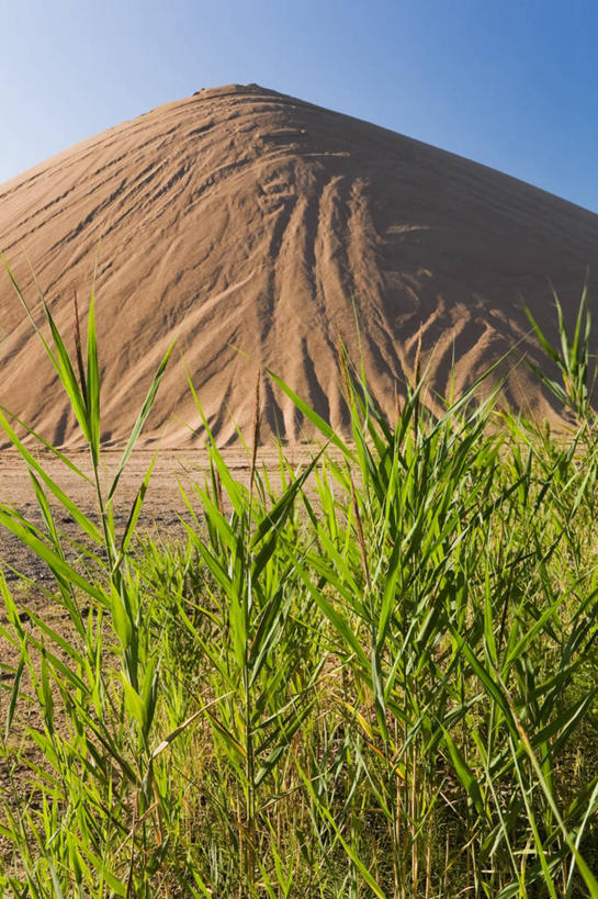 无人,竖图,室外,白天,正面,旅游,度假,草地,石头,美景,沙滩,山,山脉,植物,加拿大,阴影,光线,沙子,石子,影子,海岸,景观,山峰,沙地,山峦,娱乐,草,蓝色,绿色,蓝天,天空,阳光,自然,群山,天,享受,休闲,景色,放松,晴朗,北美,北美洲,自然风光,美洲,沉积岩,万里无云,北亚美利加洲,亚美利加洲,魁北克省,水成岩,海滩,石块,岩石,晴空,晴空万里,彩图,古壁省,魁省