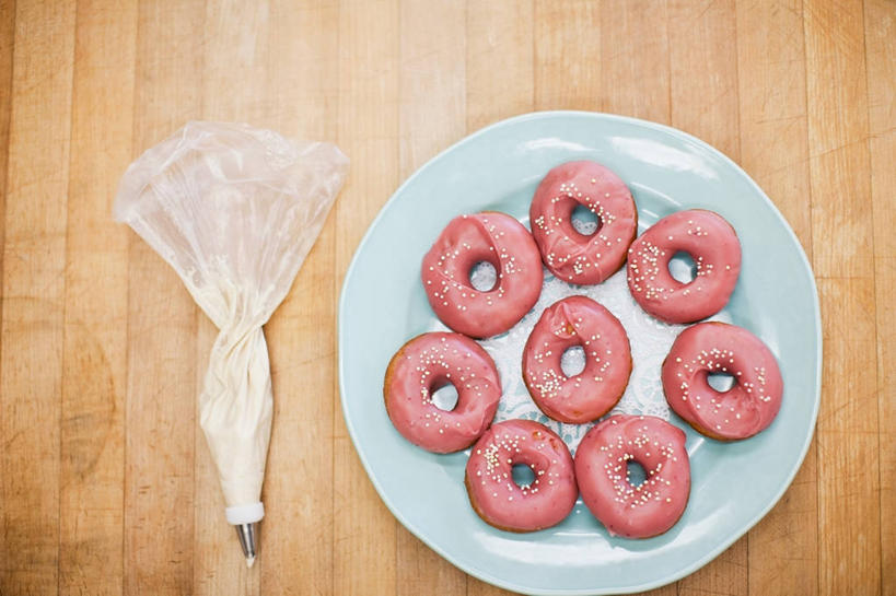 点心,面包,无人,横图,俯视,室内,特写,白天,餐桌,桌子,餐具,袋子,制作,阴影,装饰,反射,裱花袋,碟子,盘,影子,食品,面点,加工,塑料袋,食物,糕点,一个,盘子,碟,甜甜圈,单个,餐台,裱花枪,裱花,多纳滋面包,唐纳滋,面包圈,彩图,高角度拍摄