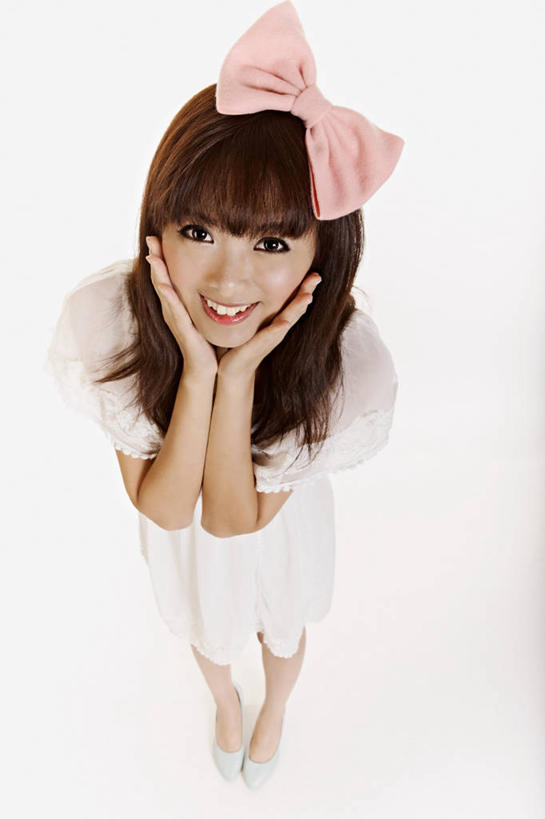 东方人,一个人,站,笑,微笑,露齿笑,竖图,俯视,室内,白天,白色背景,亚洲,仅一个年轻女性,仅一个女性,仅一个人,撑,服装,丝绸,丝带,缎带,托腮,注视,休闲装,黄种人,绸带,衣服,蝴蝶结,观察,看,托,站着,休闲,休闲服,摄影,服饰,影棚,观看,察看,关注,托下巴,双手托腮,年轻女性,女人,女性,亚洲人,抬头,仰头,站立,半身,彩图,高角度拍摄,影棚拍摄,拍摄