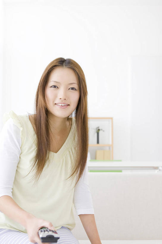 东方人,一个人,客厅,坐,笑,微笑,竖图,室内,白天,正面,沙发,亚洲,仅一个年轻女性,仅一个女性,仅一个人,握,阴影,服装,反射,影子,墙,拿,拿着,注视,休闲装,黄种人,开关,墙壁,墙面,衣服,白色,按钮,遥控器,观察,看,休闲,休闲服,握着,服饰,观看,控制,调节,察看,遥控,起居室,关注,布艺沙发,客堂,按键,年轻女性,女人,女性,亚洲人,坐着,半身,彩图