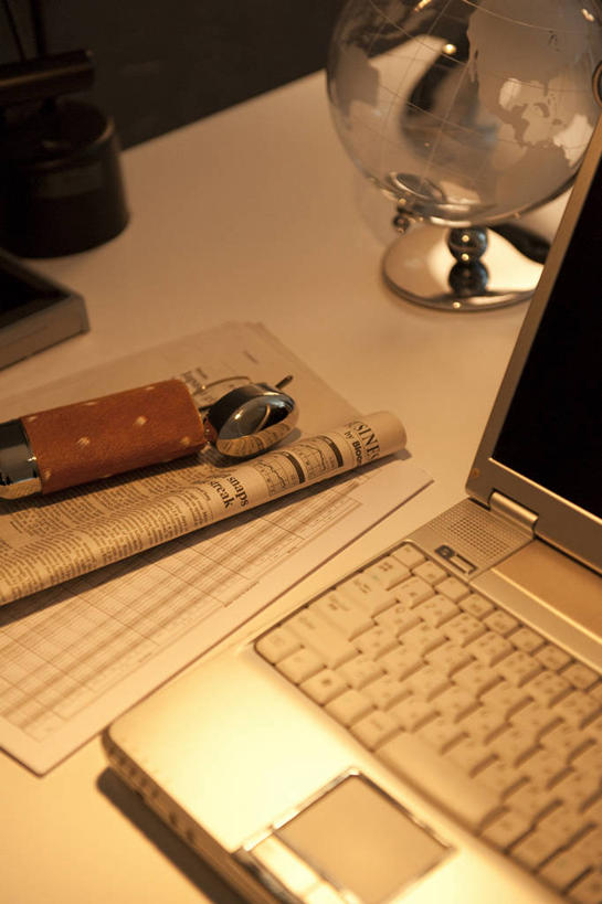 无人,办公室,竖图,俯视,室内,特写,夜晚,阅读,电脑,笔记本电脑,仪器,海洋,家具,桌子,静物,报纸,地图,学习,阴影,光线,网格,网络,信息,材料,档案,地球仪,文件,线条,影子,纸,塑料,世界地图,办公桌,地球,陆地,灯光,全球,通讯设备,盒子,球,经纬线,模型,容器,手稿,塑料制品,资料,球体,浏览,地理,国家,储藏,新闻,一台,证明,大陆,世界,无线,储存,文档,通信设备,无线网络,纬线,版图,眼镜盒,经线,无线上网,便携式电脑,经纬仪,地理学,办公家具,手提电脑,彩图,高角度拍摄,贮存,大洋,大洲,报刊