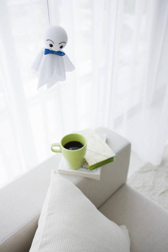 咖啡,无人,客厅,竖图,俯视,室内,特写,白天,幸福,窗户,靠垫,沙发,杯子,书籍,吊挂,悬挂,瓷器,咖啡杯,靠枕,陶瓷制品,一杯,挂,文化,娱乐,玻璃窗,饮料,一个,书本,垫子,枕头,祈祷,享受,休闲,健康,温馨,放松,乐趣,许愿,单个,纪念,祈求,晴天娃娃,提神,起居室,舒适,瓷杯,醒脑,布艺沙发,软饮料,放晴娘,晴天和尚,扫晴娘,扫天婆,客堂,平安,书,图书,彩图,高角度拍摄