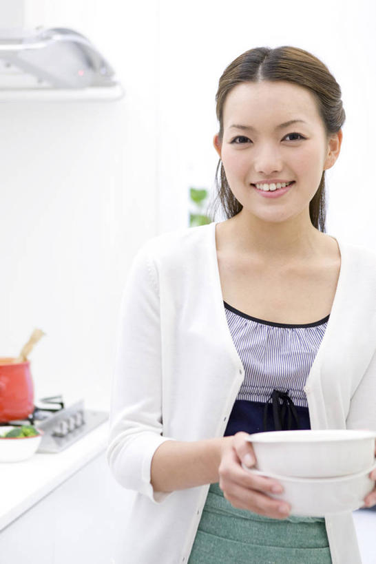 东方人,一个人,站,笑,微笑,露齿笑,竖图,室内,白天,正面,厨房,桌面,桌子,厨具,亚洲,仅一个年轻女性,仅一个女性,仅一个人,握,服装,工具,陶瓷,墙,陶瓷制品,拿,拿着,注视,休闲装,黄种人,干净,墙壁,墙面,一个,衣服,白色,容器,碗,观察,看,站着,休闲,休闲服,握着,服饰,单个,油烟机,观看,储藏,察看,卫生,吸油烟机,储存,关注,年轻女性,女人,女性,亚洲人,站立,半身,彩图,灶间,厨房料理台,贮存,料理台