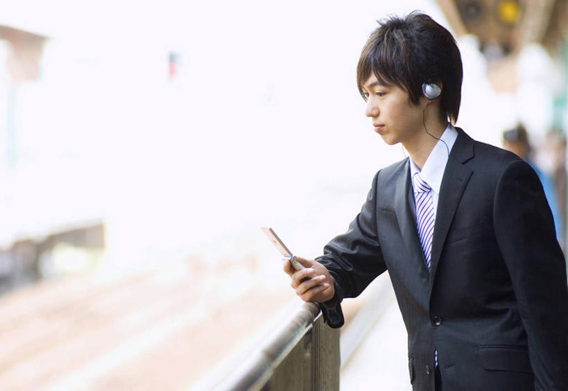 东方人,一个人,商务人士,商务男性,站,打电话,横图,室外,白天,侧面,衬衫,车站,电话,手机,亚洲,仅一个男性,仅一个人,握,套装,朦胧,模糊,领带,站台,拿,听,拿着,注视,黄种人,通讯设备,月台,仅一个年轻男性,耳机,耳麦,话筒,观察,看,站着,握着,观看,察看,麦克风,头戴式耳麦,象征,庄重,关注,扩音器,商务装,身份,传声器,工薪阶层,一部,正式,地位,微音器,交流,男人,男性,年轻男性,亚洲人,白领,上班族,沟通,通话,站立,半身,彩图,衬衣,公共汽车站,汽车车站,汽车站,头戴式耳机