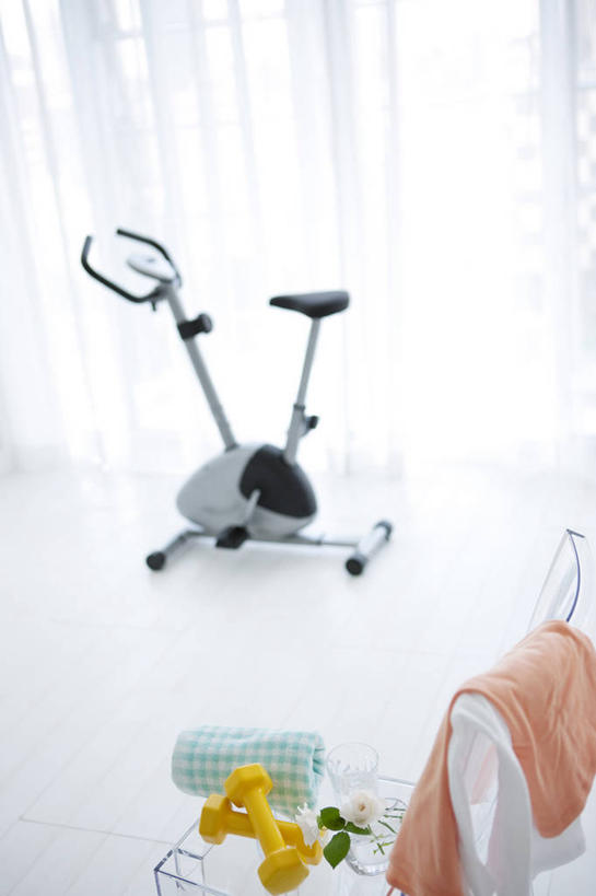 无人,健身房,竖图,俯视,室内,白天,桌子,哑铃,椅子,阴影,反射,瓷砖,地砖,纺织物,影子,地面,运动器械,毛巾,清洁,健身器械,保暖,健身器材,透气,防水,健身车,储水,耐磨,吸水,彩图,高角度拍摄,健身馆,运动器材