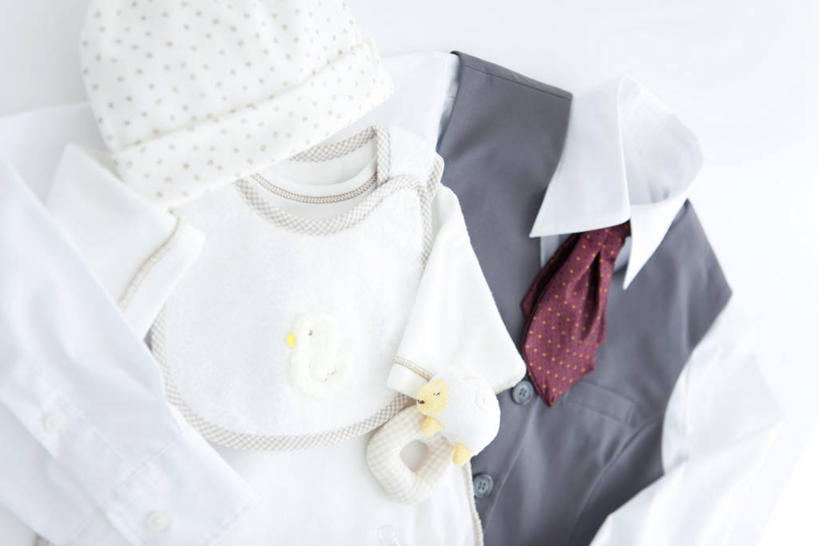 无人,横图,俯视,室内,特写,白天,白色背景,衬衫,婴儿服装,静物,鞋子,服装,领带,衣服,婴儿鞋,摄影,服饰,影棚,休闲鞋,象征,衣着,庄重,穿着,身份,正式,地位,衣饰,彩图,高角度拍摄,影棚拍摄,衬衣,婴儿服,拍摄