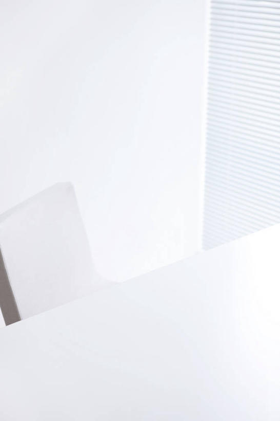 无人,办公室,竖图,室内,白天,正面,窗户,家具,桌子,椅子,百叶窗,办公桌,办公家具,球椅,太空椅,鸡蛋椅,彩图