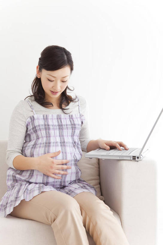东方人,孕妇,一个人,客厅,坐,笑,摸,微笑,竖图,室内,白天,正面,电脑,笔记本电脑,沙发,亚洲,仅一个年轻女性,仅一个女性,仅一个人,抚摸,服装,网络,注视,黄种人,通讯设备,衣服,低头,观察,看,怀孕,服饰,观看,一台,察看,无线,起居室,待产,衣着,孕妇装,穿着,关注,通信设备,无线网络,布艺沙发,无线上网,便携式电脑,妊娠,准妈妈,孕妇裙,垂头,衣饰,客堂,手提电脑,年轻女性,女人,女性,亚洲人,产妇,触摸,接触,坐着,半身,彩图