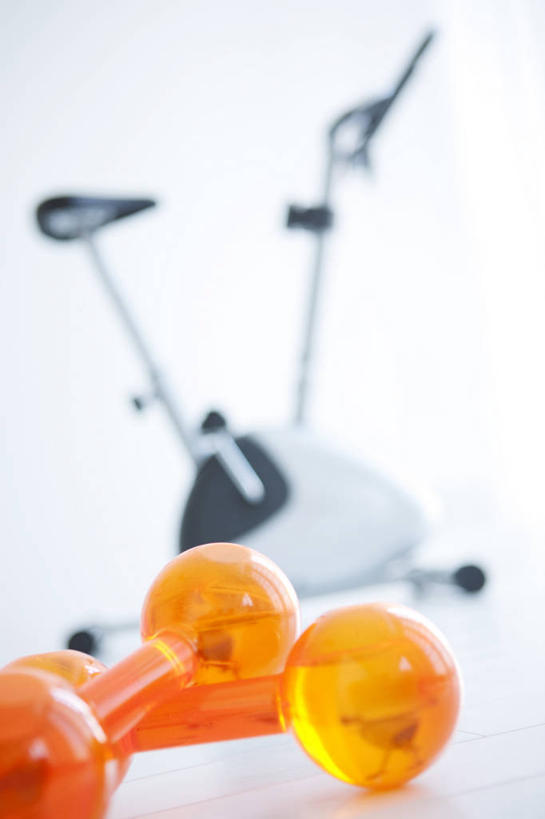 无人,健身房,竖图,室内,特写,白天,正面,哑铃,一辆,阴影,朦胧,模糊,反射,影子,运动器械,两个,橙色,健身器械,健身器材,健身车,彩图,健身馆,运动器材