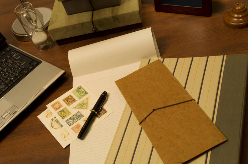 无人,横图,俯视,室内,特写,白天,电脑,笔记本电脑,桌面,桌子,静物,阴影,反射,传递,网络,信息,木制,笔,影子,邮件,木桌,办公用品,钢笔,联系,通讯设备,文具,木制品,学习用品,联络,邮递,通信,信件,一台,文具用品,证明,无线,邮票,通信设备,无线网络,邮政,无线上网,便携式电脑,手提电脑,彩图,高角度拍摄,木桌子,邮资凭证