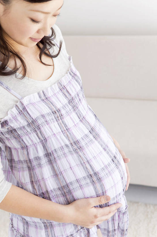 东方人,孕妇,一个人,客厅,站,摸,竖图,俯视,室内,白天,沙发,亚洲,仅一个年轻女性,仅一个女性,仅一个人,抚摸,服装,注视,黄种人,衣服,低头,观察,看,站着,怀孕,服饰,观看,察看,起居室,待产,衣着,孕妇装,穿着,关注,布艺沙发,妊娠,准妈妈,孕妇裙,垂头,衣饰,客堂,年轻女性,女人,女性,亚洲人,产妇,触摸,接触,站立,半身,彩图,高角度拍摄