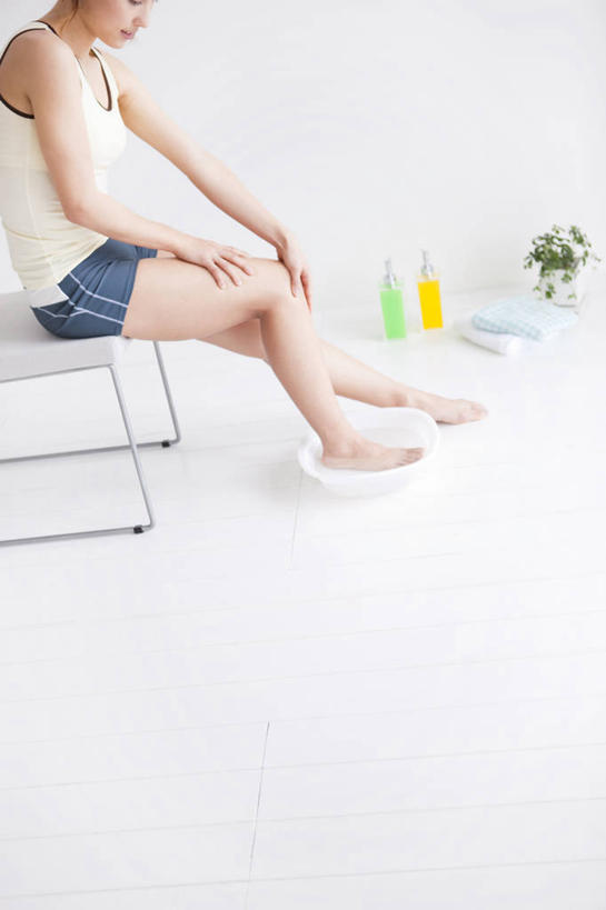 东方人,一个人,坐,摸,竖图,室内,白天,侧面,植物,椅子,亚洲,仅一个年轻女性,仅一个女性,仅一个人,抚摸,服装,裤子,罐子,盆栽,盆景,牛仔裤,休闲装,黄种人,干净,洗脚,玻璃制品,衣服,绿色,自然,玻璃瓶,瓶子,容器,清洁,享受,休闲,健康,休闲服,浴盆,放松,保健,足浴,服饰,生长,成长,储藏,卫生,储存,澡盆,年轻女性,女人,女性,亚洲人,触摸,接触,清洗,坐着,半身,彩图,贮存