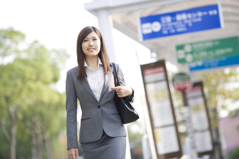 东方人,一个人,商务人士,商务女性,走,笑,微笑,横图,室外,白天,仰视,植物,指示牌,车站,亚洲,仅一个年轻女性,仅一个女性,仅一个人,握,套装,朦胧,模糊,包,标志,路标,皮包,站台,拿,拿着,注视,黄种人,标识,路牌,月台,树,树木,绿色,天空,自然,天,观察,看,握着,生长,成长,观看,单肩包,察看,关注,商务装,工薪阶层,年轻女性,女人,女性,亚洲人,白领,上班族,步行,散步,走路,半身,彩图,低角度拍摄,公共汽车站,汽车车站,汽车站