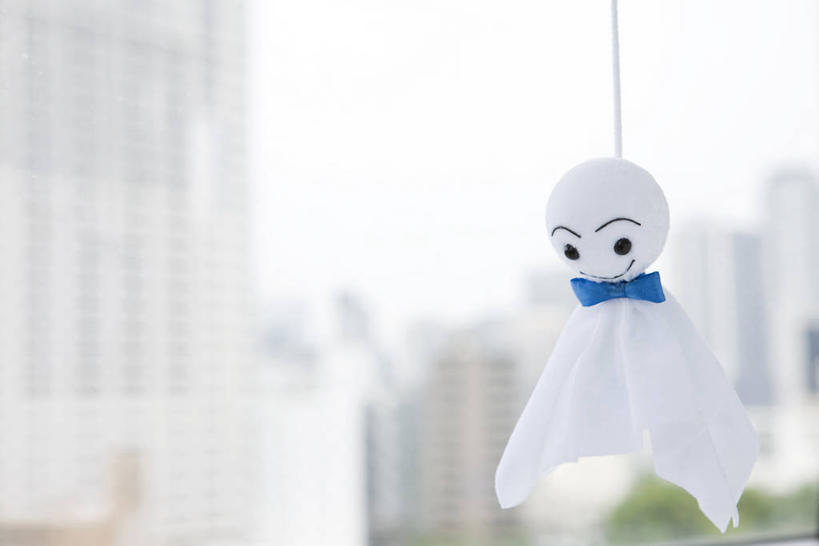 无人,横图,室内,特写,白天,正面,窗户,静物,吊挂,悬挂,朦胧,模糊,挂,文化,玻璃窗,一个,蓝色,白色,蝴蝶结,祈祷,健康,许愿,单个,纪念,祈求,晴天娃娃,放晴娘,晴天和尚,扫晴娘,扫天婆,平安,彩图