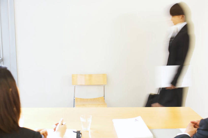 东方人,三个人,同事,商务人士,商务女性,办公室,坐,走,横图,室内,白天,侧面,成功,合作,团队,集体,信心,家具,桌子,椅子,亚洲,握,套装,朦胧,模糊,材料,档案,文件,纸,办公桌,拿,拿着,黄种人,队伍,会议椅,手稿,资料,握着,面试,办公椅,证明,领导,成就,文档,商务装,合伙,领袖,工薪阶层,办公家具,商务椅,培训椅,年轻女性,女人,女性,中年女性,亚洲人,白领,上班族,步行,散步,走路,坐着,半身,彩图,口试