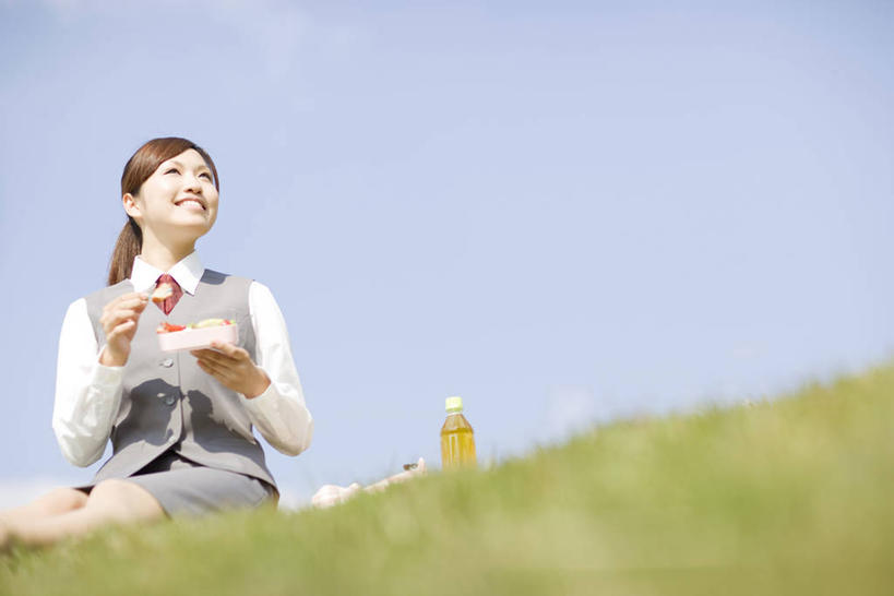 盒饭,东方人,一个人,商务人士,商务女性,坐,笑,微笑,露齿笑,横图,室外,白天,仰视,幸福,草地,草坪,植物,茶,亚洲,仅一个年轻女性,仅一个女性,仅一个人,握,阴影,套装,朦胧,模糊,光线,便当,影子,茶叶,拿,拿着,注视,黄种人,娱乐,草,蓝色,绿色,蓝天,天空,阳光,天,观察,看,享受,休闲,温馨,便捷,放松,乐趣,握着,晴朗,观看,察看,便利,提神,舒适,关注,醒脑,商务装,工薪阶层,万里无云,快捷,弁当,饼茶,茶饼,团茶,年轻女性,女人,女性,亚洲人,白领,上班族,晴空,晴空万里,坐着,半身,彩图,低角度拍摄