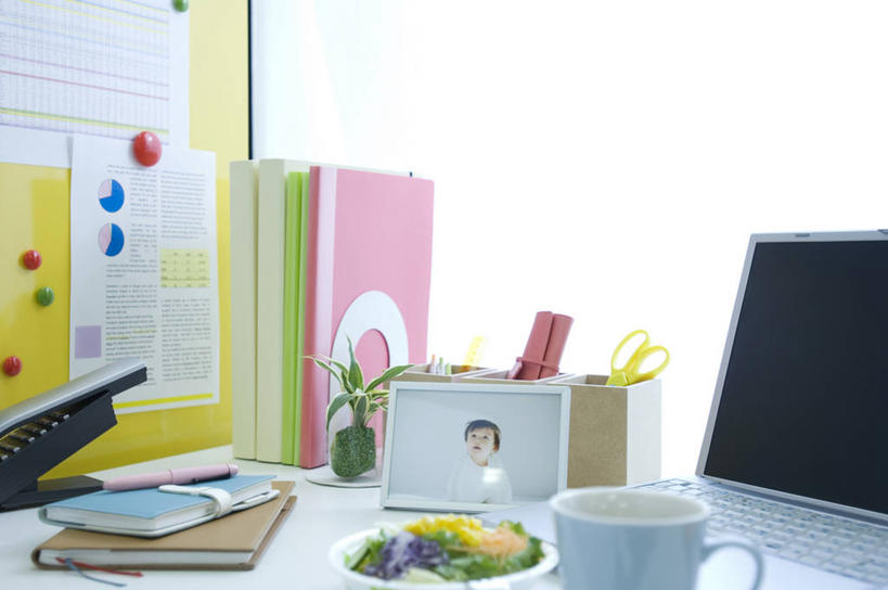 无人,办公室,横图,室内,特写,白天,正面,烹饪,西餐,电脑,笔记本电脑,家具,生活用品,桌子,蔬菜,杯子,书籍,相框,阴影,新鲜,反射,网络,信息,边框,材料,瓷器,档案,文件,影子,办公桌,墙,调料,酱料,酱汁,蔬菜沙拉,佐料,沙拉,料理,食品,办公用品,咖啡杯,陶瓷制品,调味品,调味料,通讯设备,色拉,酱,沙拉酱,沙律,菜肴,美食,布告,布告栏,墙壁,墙面,文具,食物,学习用品,书本,资料,日用品,图钉,西式,佳肴,有机食品,绿色食品,色拉酱,一台,文具用品,无线,通知,公告,传播,文档,消息,瓷杯,通信设备,无线网络,无线上网,便携式电脑,办公家具,公布栏,手提电脑,书,图书,彩图