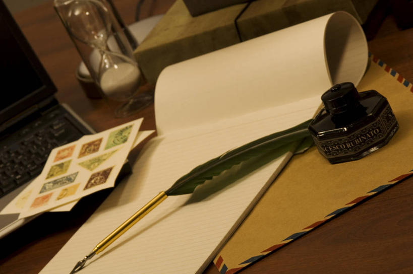 无人,横图,室内,特写,白天,正面,桌面,桌子,静物,计时器,沙漏,阴影,时间,反射,传递,信息,木制,笔,罐子,沙子,影子,邮件,木桌,办公用品,联系,计时,玻璃制品,文具,玻璃瓶,木制品,瓶子,学习用品,联络,邮递,通信,信件,羽毛笔,定时器,墨水瓶,文具用品,证明,准确,精准,邮票,邮政,彩图,木桌子,邮资凭证