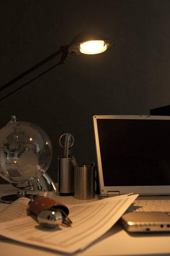 无人,办公室,竖图,室内,夜晚,正面,电脑,笔记本电脑,家具,台灯,桌子,照明,阴影,光线,网络,材料,档案,文件,眼镜,影子,塑料,办公桌,灯光,通讯设备,灯,盒子,容器,塑料制品,资料,灯具,储藏,照亮,无线,照明设备,储存,文档,通信设备,无线网络,近视眼镜,眼镜盒,无线上网,便携式电脑,办公家具,手提电脑,彩图,贮存