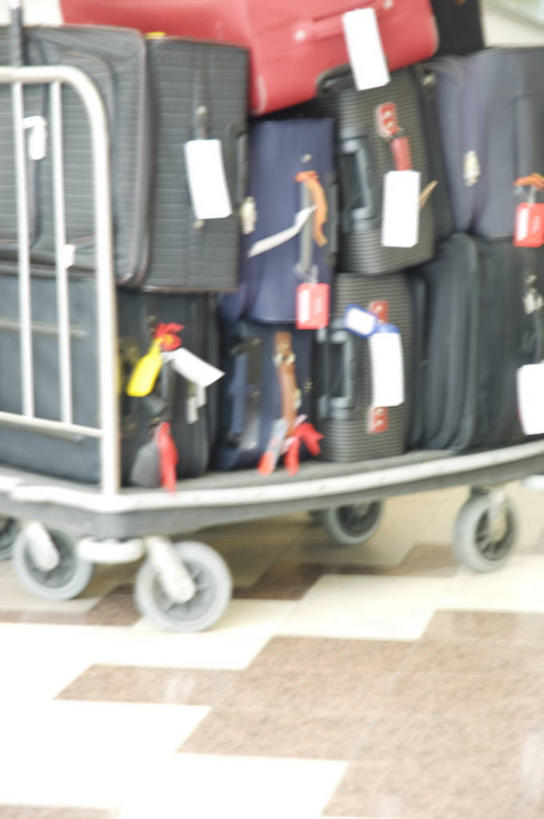 无人,机场,竖图,室内,白天,正面,飞机场,一堆,许多,阴影,堆叠,堆积,反射,拉杆箱,旅行箱,影子,很多,车,手推车,行李箱,箱子,交通工具,行李车,堆,出差,载具,航空站,空港,彩图,旅行,机场行李车