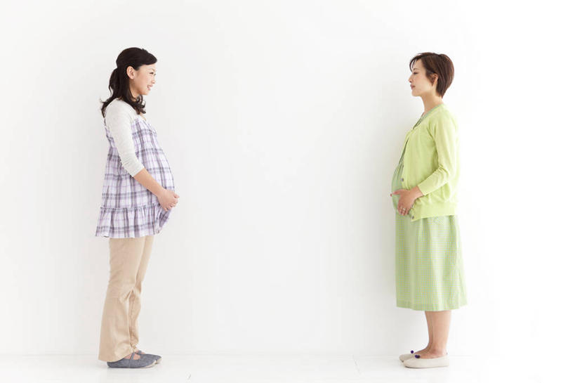 东方人,孕妇,两个人,伙伴,朋友,站,摸,横图,室内,白天,白色背景,侧面,友谊,亚洲,抚摸,阴影,服装,反射,影子,注视,黄种人,相视,衣服,观察,看,站着,面对面,怀孕,摄影,服饰,影棚,观看,对视,察看,互视,待产,衣着,孕妇装,穿着,关注,相对,相看,妊娠,准妈妈,孕妇裙,衣饰,友情,年轻女性,女人,女性,亚洲人,产妇,触摸,接触,站立,彩图,全身,影棚拍摄,拍摄