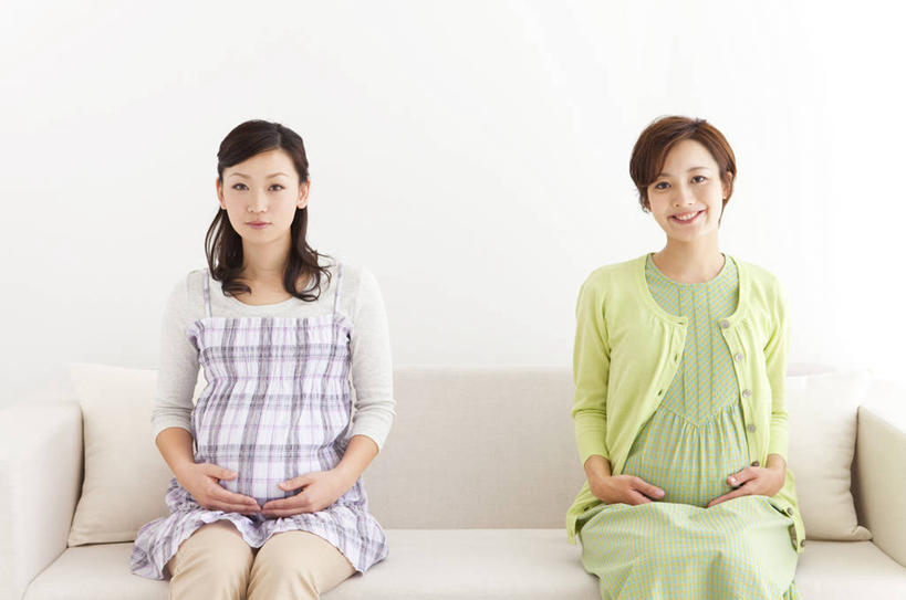 东方人,孕妇,两个人,伙伴,朋友,客厅,坐,笑,摸,微笑,露齿笑,横图,室内,白天,白色背景,正面,友谊,沙发,亚洲,抚摸,阴影,服装,反射,影子,注视,黄种人,衣服,观察,看,怀孕,服饰,观看,察看,起居室,待产,衣着,孕妇装,穿着,关注,布艺沙发,妊娠,准妈妈,孕妇裙,衣饰,客堂,友情,年轻女性,女人,女性,亚洲人,产妇,触摸,接触,坐着,半身,彩图