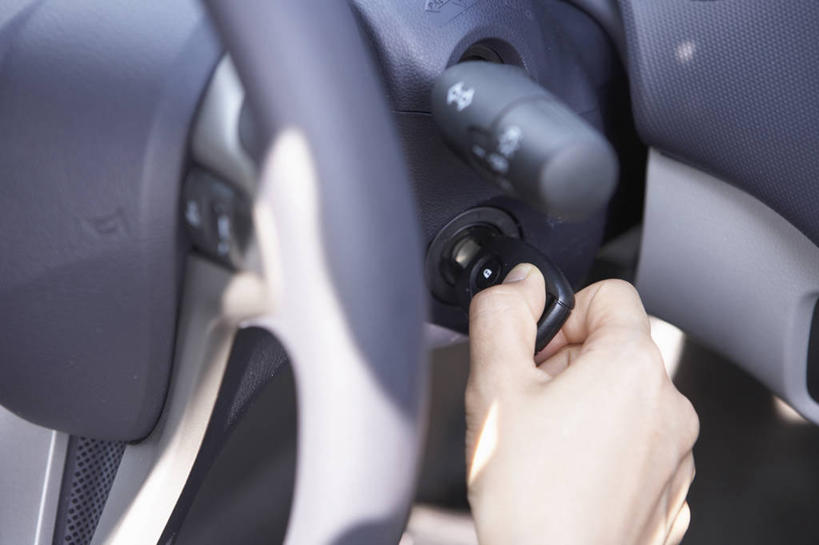 东方人,手,一个人,横图,俯视,室外,特写,白天,安全,机器,仪器,汽车,亚洲,仅一个男性,仅一个人,一把,一辆,握,阴影,朦胧,模糊,光线,影子,防护,钥匙,黄种人,设备,车,仅一个年轻男性,阳光,方向盘,交通工具,轿车,驾驶,行驶,手部,握着,保护,单手,控制,开启,封闭,载具,保险,私密,车钥匙,保全,周全,安稳,安定,防盗,汽车钥匙,平安,男人,男性,年轻男性,亚洲人,半身,彩图,高角度拍摄