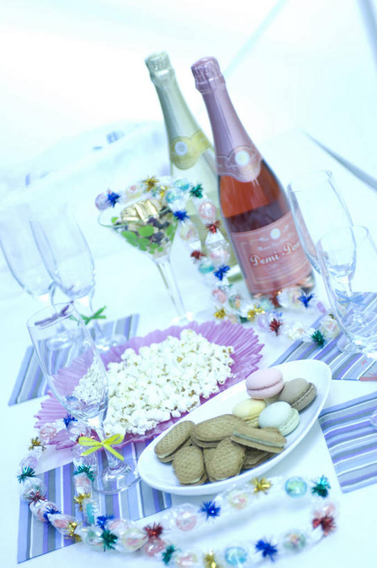 点心,葡萄酒,无人,竖图,俯视,室内,白天,奢侈,生日,快乐,餐桌,桌子,餐具,许多,阴影,庆祝,装饰,反射,碟子,盘,影子,食品,曲奇,很多,浪漫,玻璃制品,酒,酒瓶,食物,饮料,盘子,玻璃瓶,瓶子,碟,饼干,零食,香槟,爆米花,诱惑,餐台,华丽,修饰,庆贺,点缀,祝贺,出生,曲奇饼,垃圾食品,膨化食品,曲奇饼干,衬托,美观,雅致,雅观,气泡酒,起泡酒,汽酒,诞生,彩图,高角度拍摄,高兴,欢笑