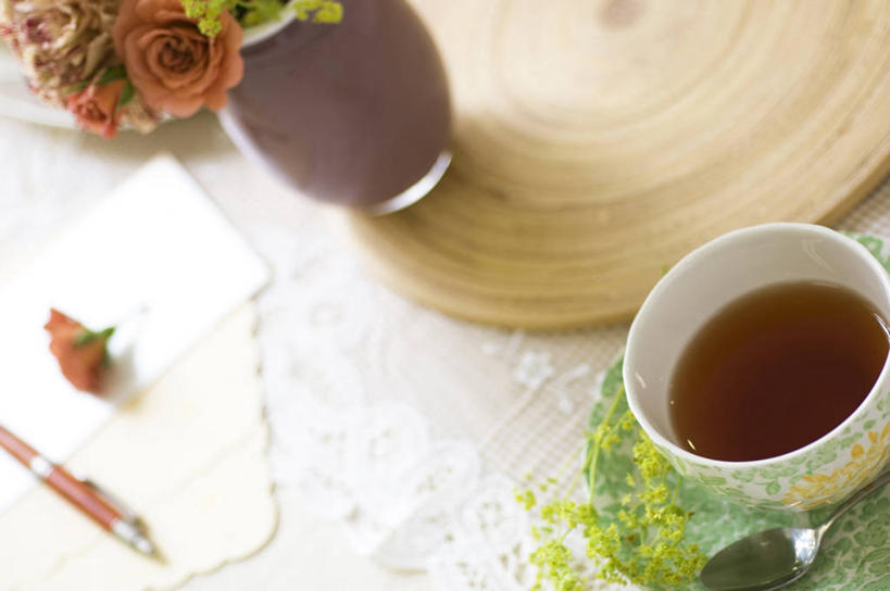 无人,横图,俯视,室内,特写,白天,爱情,幸福,纯洁,热情,植物,餐桌,茶,桌子,玫瑰,杯子,花瓶,朦胧,模糊,盛开,笔,盆栽,陶瓷,红茶,茶叶,玫瑰花,办公用品,记事本,盆景,陶瓷制品,浪漫,花蕾,娱乐,文具,花,花瓣,花朵,鲜花,绿色,自然,本子,笔记本,瓶子,水杯,学习用品,花苞,花蕊,享受,休闲,温暖,温馨,恩爱,放松,乐趣,生长,成长,餐台,文具用品,和睦,提神,舒适,醒脑,感动,尊敬,天真,刺玫花,徘徊花,茶杯,彩图,高角度拍摄,融洽