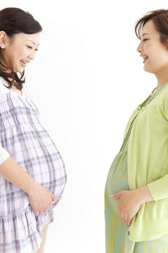 东方人,孕妇,两个人,伙伴,朋友,站,笑,摸,微笑,露齿笑,竖图,室内,白天,白色背景,侧面,友谊,亚洲,抚摸,服装,注视,黄种人,衣服,低头,观察,看,站着,怀孕,摄影,服饰,影棚,观看,察看,待产,衣着,孕妇装,穿着,关注,妊娠,准妈妈,孕妇裙,垂头,衣饰,友情,年轻女性,女人,女性,亚洲人,产妇,触摸,接触,站立,半身,彩图,影棚拍摄,拍摄