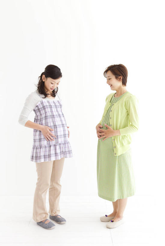 东方人,孕妇,两个人,伙伴,朋友,站,摸,竖图,室内,白天,白色背景,正面,友谊,亚洲,抚摸,服装,注视,黄种人,衣服,低头,观察,看,站着,怀孕,摄影,服饰,影棚,观看,察看,待产,衣着,孕妇装,穿着,关注,妊娠,准妈妈,孕妇裙,垂头,衣饰,友情,年轻女性,女人,女性,亚洲人,产妇,触摸,接触,站立,彩图,全身,影棚拍摄,拍摄