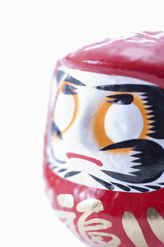 无人,竖图,室内,特写,白天,白色背景,正面,静物,阴影,朦胧,模糊,反射,娃娃,影子,祝福,文化,传统,一个,祈祷,祈福,健康,许愿,摄影,影棚,单个,纪念,祈求,吉祥,好运,平安,彩图,影棚拍摄,拍摄,达摩吉祥娃娃