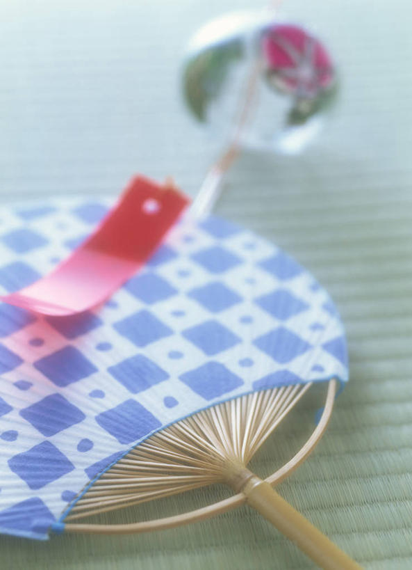 无人,竖图,俯视,室内,特写,白天,幸福,运气,静物,风铃,阴影,朦胧,模糊,反射,扇子,影子,塌塌米,榻榻米,清凉,凉爽,文化,祈祷,祈福,警示,许愿,祈求,吉祥,平和,问候,警惕,思念,想念,玉振,叠席,幸运,占风铎,彩图,高角度拍摄,和风扇,和风扇子,凉扇,日式风铃,传统文化