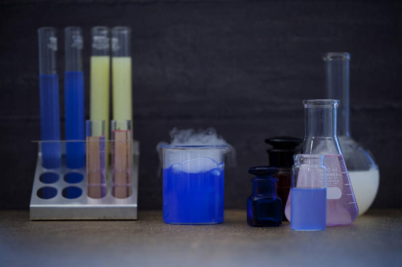 无人,横图,室内,特写,白天,正面,实验,仪器,桌面,桌子,静物,杯子,研究,透明,分析,化学,测试,烧杯,烧瓶,试管,试管架,液体,锥形瓶,实验室,研究室,玻璃制品,黄色,蓝色,玻璃瓶,瓶子,器皿,工作台,试验室,玻璃仪器,试验耗材,实验用品,三角烧瓶,依氏烧瓶,锥形烧瓶,玻璃杯,彩图,实验台,实验桌