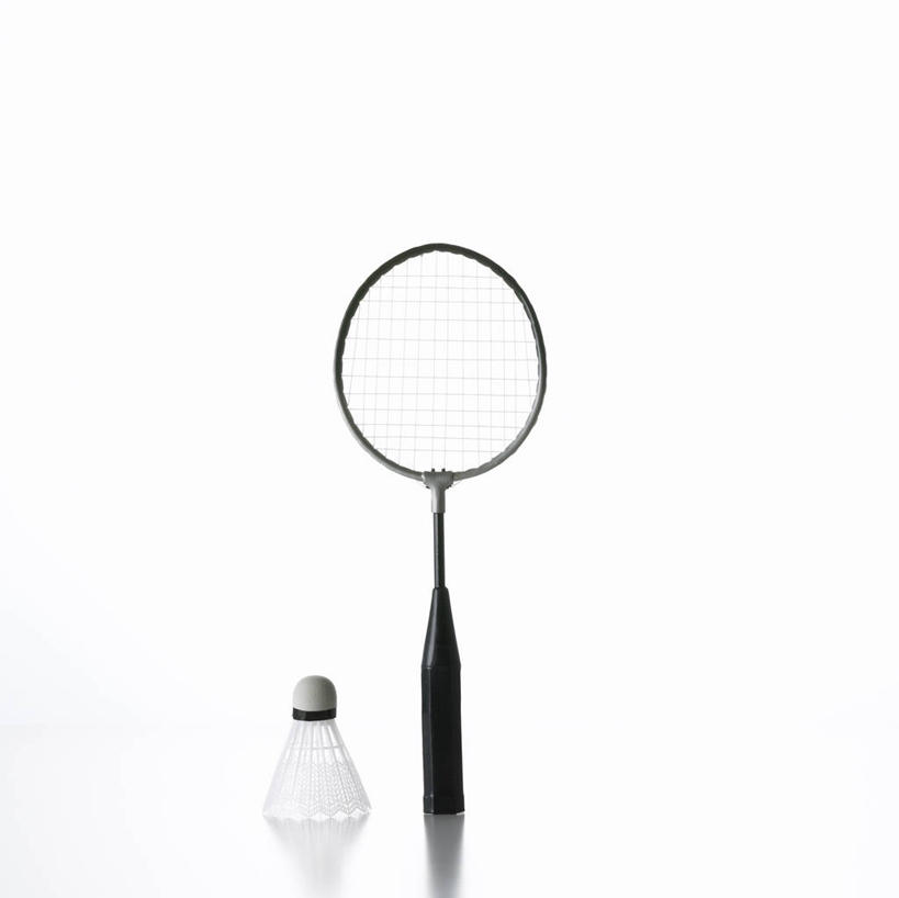无人,横图,室内,特写,白天,白色背景,正面,羽毛球,静物,羽毛,阴影,反射,影子,球拍,羽毛球拍,羽毛球装备,运动器械,健身器械,摄影,影棚,健身器材,羽毛球球拍,羽毛球运动,彩图,影棚拍摄,拍摄,运动器材