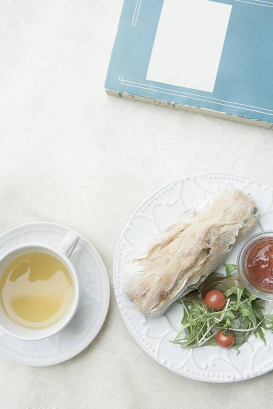 点心,面包,无人,竖图,俯视,室内,特写,白天,烹饪,西餐,餐桌,桌子,蔬菜,餐具,书籍,阴影,新鲜,反射,碟子,盘,影子,陶瓷,调料,酱料,酱汁,蔬菜沙拉,佐料,沙拉,料理,食品,面点,陶瓷制品,调味品,调味料,色拉,酱,沙拉酱,沙律,菜肴,美食,食物,糕点,盘子,容器,书本,碟,碗,西式,佳肴,有机食品,绿色食品,餐台,色拉酱,储藏,储存,书,图书,彩图,高角度拍摄,贮存