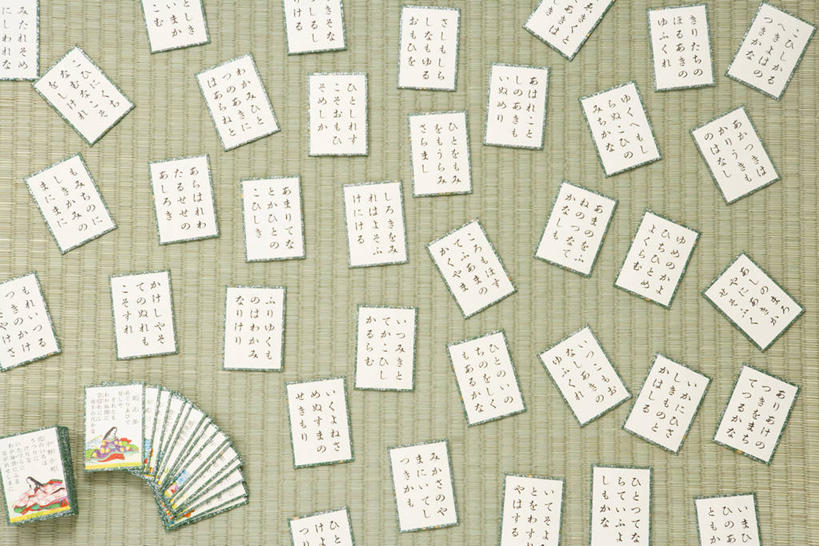 无人,横图,俯视,室内,特写,白天,游戏,静物,纸牌,一堆,许多,阴影,堆叠,堆积,反射,影子,塌塌米,榻榻米,很多,凌乱,玩,娱乐,休闲,活动,堆,混乱,发泄,消遣,智力,宣泄,纷乱,缭乱,庞杂,叠席,玩耍,嬉戏,彩图,高角度拍摄,花斗,花牌,花札,花纸牌,日本花牌