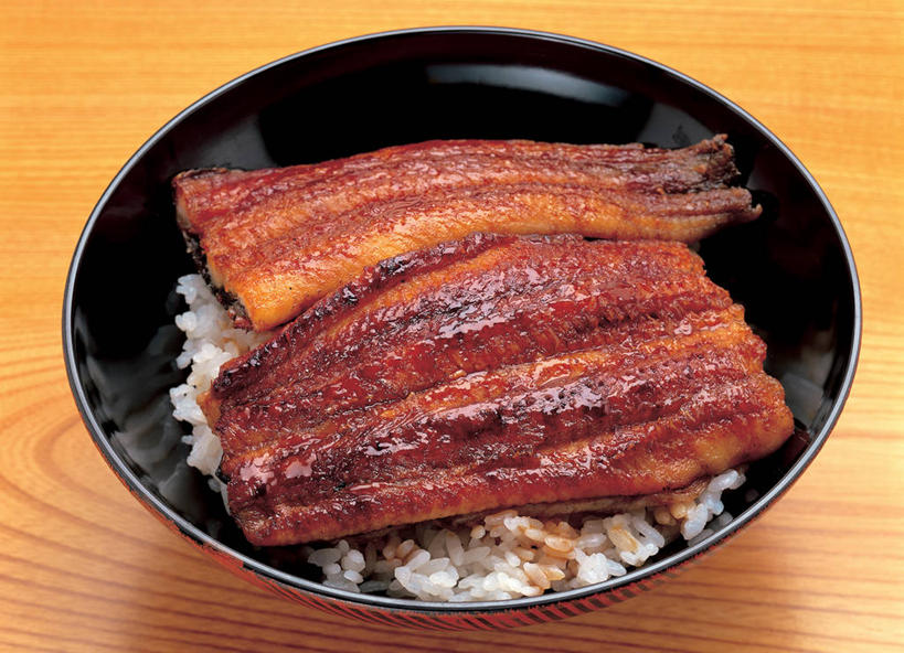 米饭,鳗鱼,无人,横图,俯视,室内,特写,白天,烹饪,桌面,桌子,鳗鲡,阴影,反射,木制,影子,陶瓷,木桌,肉,鱼肉,日本料理,料理,食品,陶瓷制品,饭,菜肴,美食,肉类,食物,一个,木制品,容器,碗,日式料理,日式,鳗鱼饭,佳肴,单个,储藏,五谷,储存,肉食,河鳗,白鳗,青鳝,风馒,白鳝,彩图,高角度拍摄,木桌子,贮存