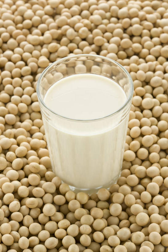 无人,竖图,俯视,室内,特写,白天,植物,豆,大豆,杯子,一堆,许多,堆叠,堆积,豆类,豆子,毛豆,饮品,很多,一杯,营养,玻璃制品,饮料,一个,水杯,摄影,影棚,单个,堆,豆奶,豆科,枝豆,安神,玻璃杯,黄豆,彩图,高角度拍摄,影棚拍摄,拍摄